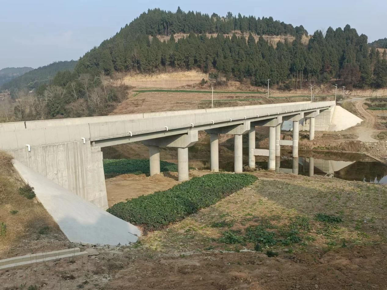 川正公路工程公司完成三台三叉拐桥工程20m空心板梁安装